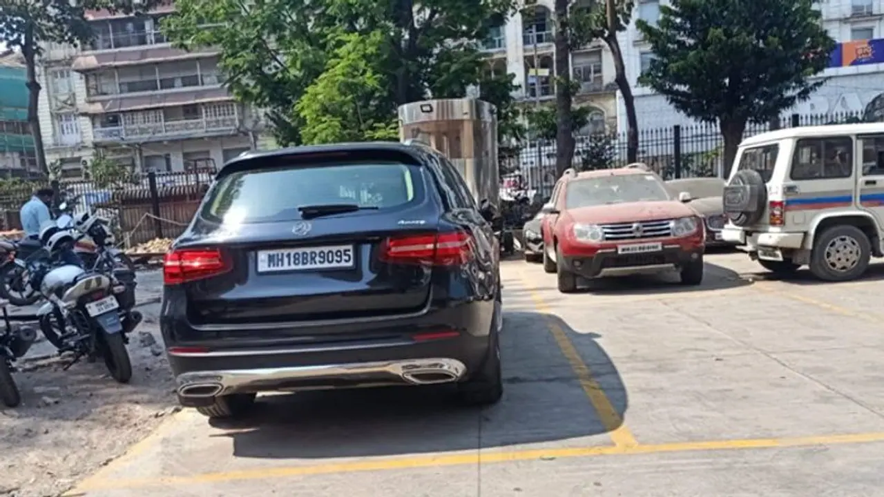 एंटीलिया केस: घर के पास खड़ी SUV का असली नंबर प्लेट मिला, NIA ने ब्लैक मर्सिडीज भी जब्त किया एंटीलिया केस: घर के पास खड़ी SUV का असली नंबर प्लेट मिला, NIA ने ब्लैक मर्सिडीज भी जब्त किया