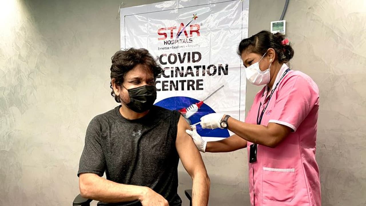 కోవిడ్ టీకా తీసుకున్న నాగ్... డోంట్ ఫియర్ అంటున్నారు! కోవిడ్ టీకా తీసుకున్న నాగ్... డోంట్ ఫియర్ అంటున్నారు!