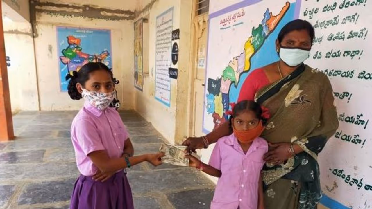 చిన్న వయసులో పెద్ద సాయం... స్నేహితురాలికి అమ్మఒడి డబ్బులతో సాయం