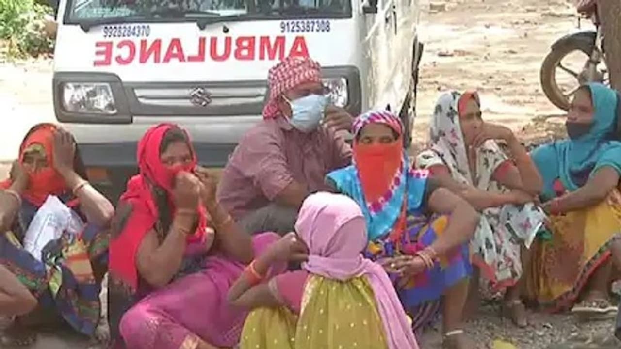 प्रयागराज: शराब पीने से अब तक 10 की मौत, झोपड़ी में रखी जहरीली शराब भी लूट ले गए लोग प्रयागराज: शराब पीने से अब तक 10 की मौत, झोपड़ी में रखी जहरीली शराब भी लूट ले गए लोग