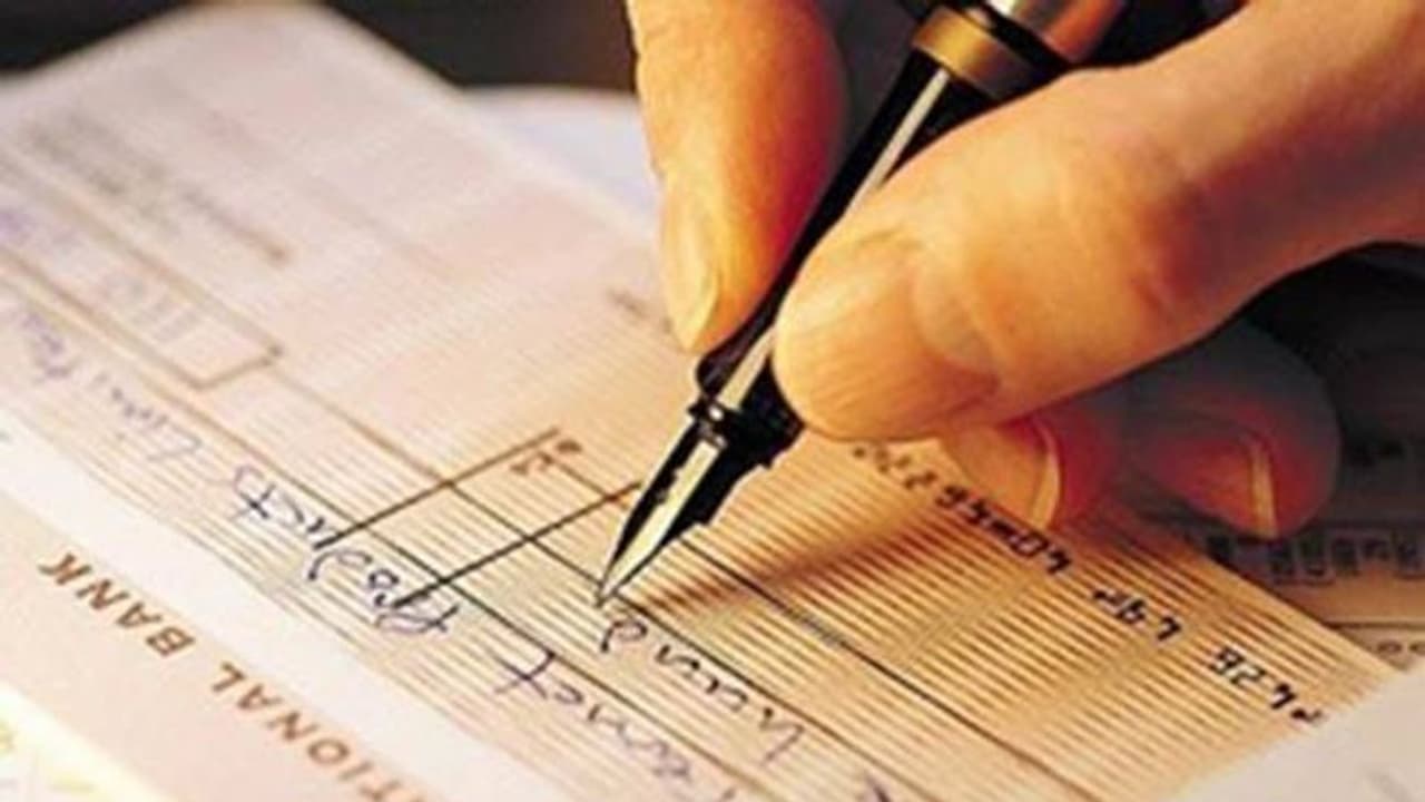 ಚೆಕ್ ಮೂಲಕ ಪೇಮೆಂಟ್ ಮಾಡ್ತೀರಾ?: 15 ದಿನದಲ್ಲಿ ಈ 3 ಬ್ಯಾಂಕ್ Cheque ಬುಕ್ ಬಂದ್! ಚೆಕ್ ಮೂಲಕ ಪೇಮೆಂಟ್ ಮಾಡ್ತೀರಾ?: 15 ದಿನದಲ್ಲಿ ಈ 3 ಬ್ಯಾಂಕ್ Cheque ಬುಕ್ ಬಂದ್!