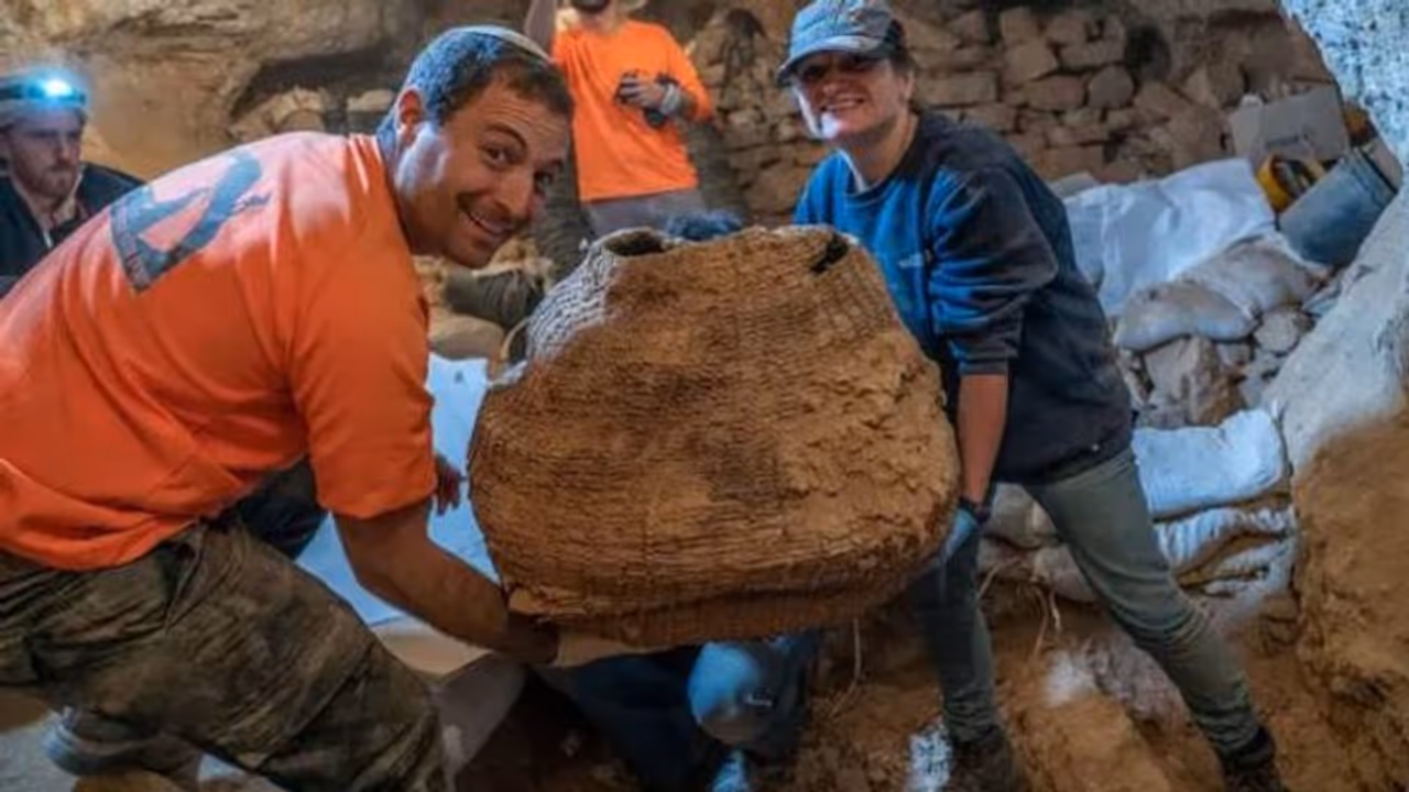 പതിനായിരം വർഷം പഴക്കമുള്ള കൂടയും ചാവുകടൽ ചുരുളുകളും കണ്ടെത്തി, ഇതാണോ ലോകത്തിലെ ഏറ്റവും പഴയ കൂട? പതിനായിരം വർഷം പഴക്കമുള്ള കൂടയും ചാവുകടൽ ചുരുളുകളും കണ്ടെത്തി, ഇതാണോ ലോകത്തിലെ ഏറ്റവും പഴയ കൂട?