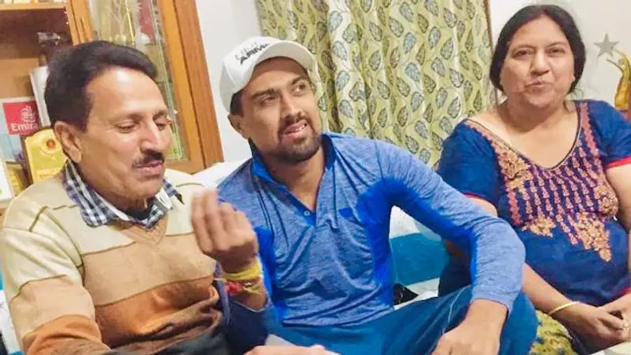 కరోనా సోకి.. క్రికెటర్ రాహుల్ శర్మ తండ్రి మృతి కరోనా సోకి.. క్రికెటర్ రాహుల్ శర్మ తండ్రి మృతి