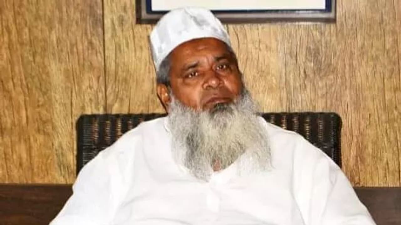 ఈద్ రోజున ఆవులను బలివ్వొద్దు.. హిందువులు దానిని తల్లిగా భావిస్తారు AIUDF చీఫ్, ఎంపీ బద్రుద్దీన్ అజ్మల్ ఈద్ రోజున ఆవులను బలివ్వొద్దు.. హిందువులు దానిని తల్లిగా భావిస్తారు AIUDF చీఫ్, ఎంపీ బద్రుద్దీన్ అజ్మల్