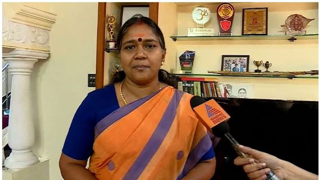 മന്ത്രിയുടേത് സ്ത്രീവിരുദ്ധ പ്രസ്താവന: വീണയ്ക്ക് എന്ത് എക്സീപീരിയൻസ് ആണ് ഉള്ളതെന്ന് ശോഭാസുരേന്ദ്രൻ മന്ത്രിയുടേത് സ്ത്രീവിരുദ്ധ പ്രസ്താവന: വീണയ്ക്ക് എന്ത് എക്സീപീരിയൻസ് ആണ് ഉള്ളതെന്ന് ശോഭാസുരേന്ദ്രൻ