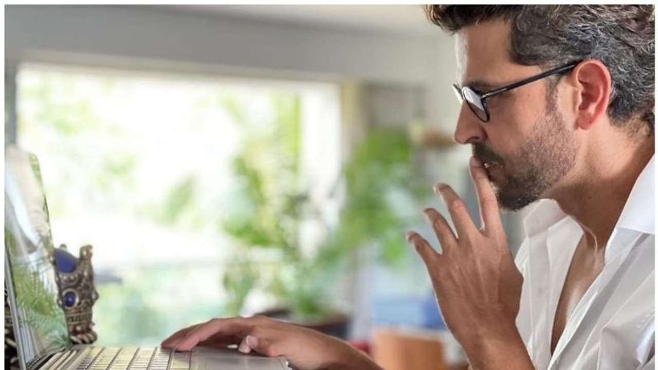 'ഞാനൊരു ഭക്ഷണം ഓര്ഡര് ചെയ്യുകയാണ്...' ; വെെറലായി ഹൃത്വിക്കിന്റെ പുതിയ പോസ്റ്റ് 'ഞാനൊരു ഭക്ഷണം ഓര്ഡര് ചെയ്യുകയാണ്...' ; വെെറലായി ഹൃത്വിക്കിന്റെ പുതിയ പോസ്റ്റ്