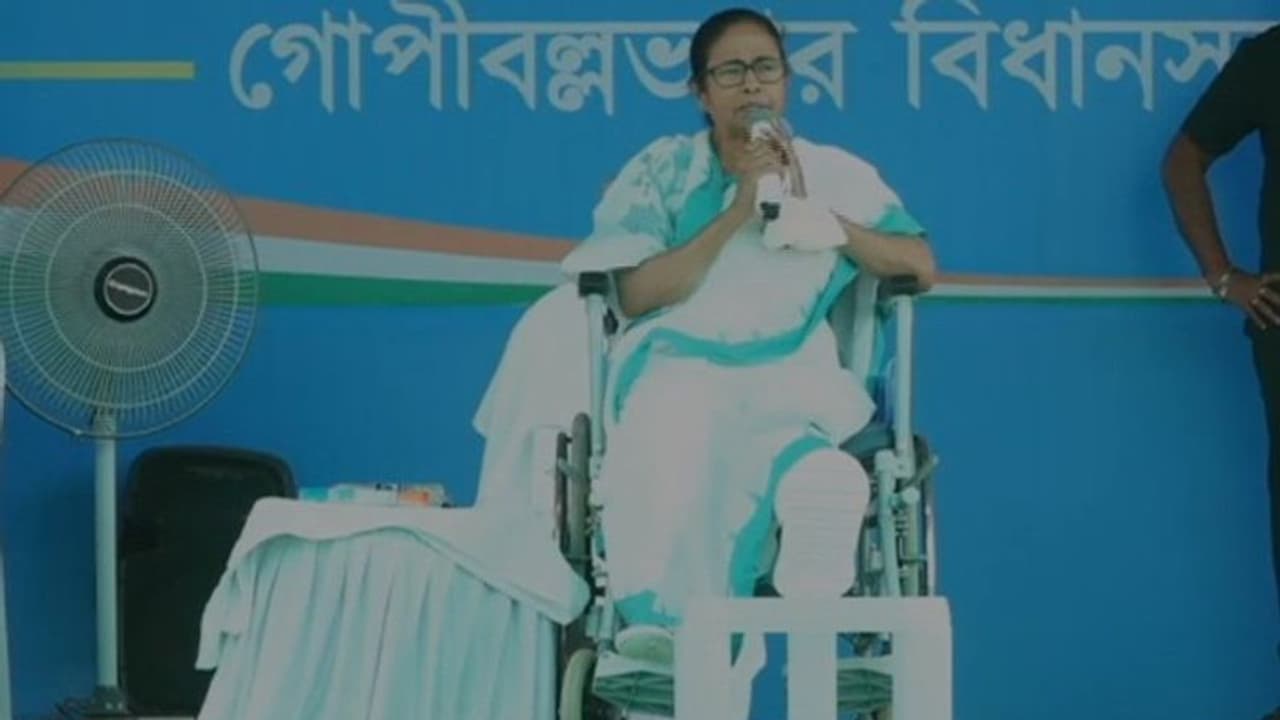 'দুঃশাসন তৈরির বড় কারখানা বিজেপি', ঝাড়গ্রামের জনসভায় ডানের সঙ্গে তুলনা বামেদের 'দুঃশাসন তৈরির বড় কারখানা বিজেপি', ঝাড়গ্রামের জনসভায় ডানের সঙ্গে তুলনা বামেদের