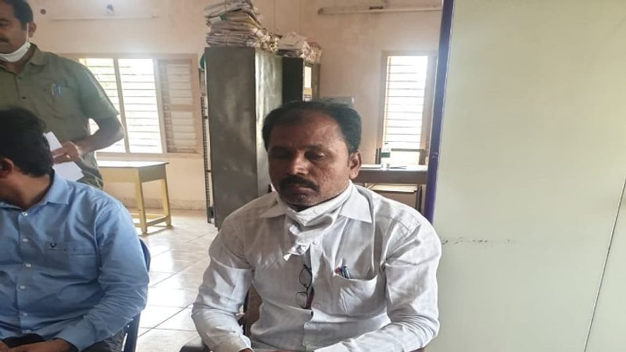 ఏసీబీ వలలో చిత్తూరు జిల్లా వీఆర్వో రాజశేఖర్.. (వీడియో) ఏసీబీ వలలో చిత్తూరు జిల్లా వీఆర్వో రాజశేఖర్.. (వీడియో)