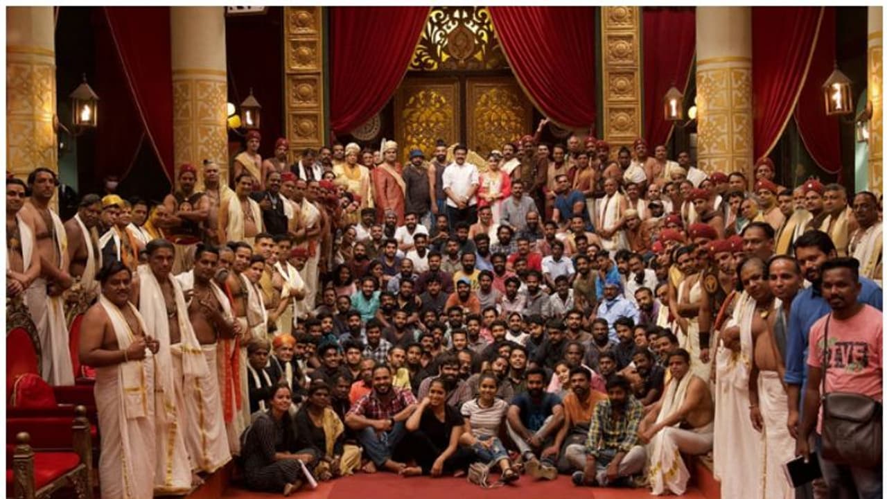 'പത്തൊമ്പതാം നൂറ്റാണ്ട്' ഒറ്റ ഫ്രെയിമില്, ഫോട്ടോ പങ്കുവെച്ച് സിജു വില്സണ് 'പത്തൊമ്പതാം നൂറ്റാണ്ട്' ഒറ്റ ഫ്രെയിമില്, ഫോട്ടോ പങ്കുവെച്ച് സിജു വില്സണ്