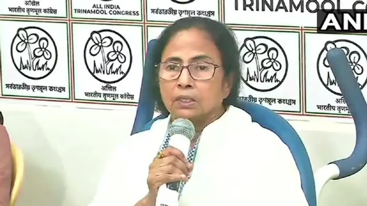 'দুয়ারে রেশন' এর প্রতিশ্রুতি দিয়ে নির্বাচন বিধি ভঙ্গ করেননি, আর কী বলেন মমতা শুনে নিন 'দুয়ারে রেশন' এর প্রতিশ্রুতি দিয়ে নির্বাচন বিধি ভঙ্গ করেননি, আর কী বলেন মমতা শুনে নিন