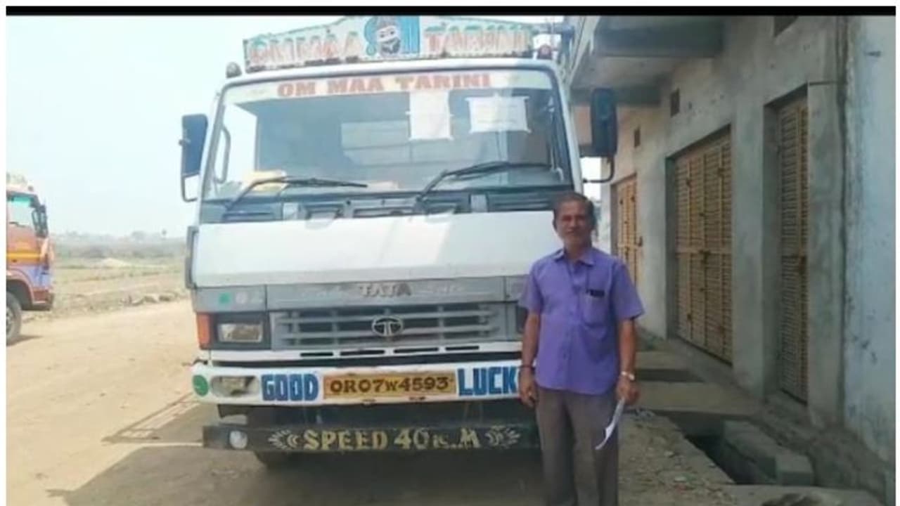 ഹെല്മെറ്റില്ലാതെ ട്രെക്ക് ഓടിച്ച ഡ്രൈവര്ക്ക് പിഴ; വിചിത്ര ശിക്ഷ ഹെല്മെറ്റില്ലാതെ ട്രെക്ക് ഓടിച്ച ഡ്രൈവര്ക്ക് പിഴ; വിചിത്ര ശിക്ഷ