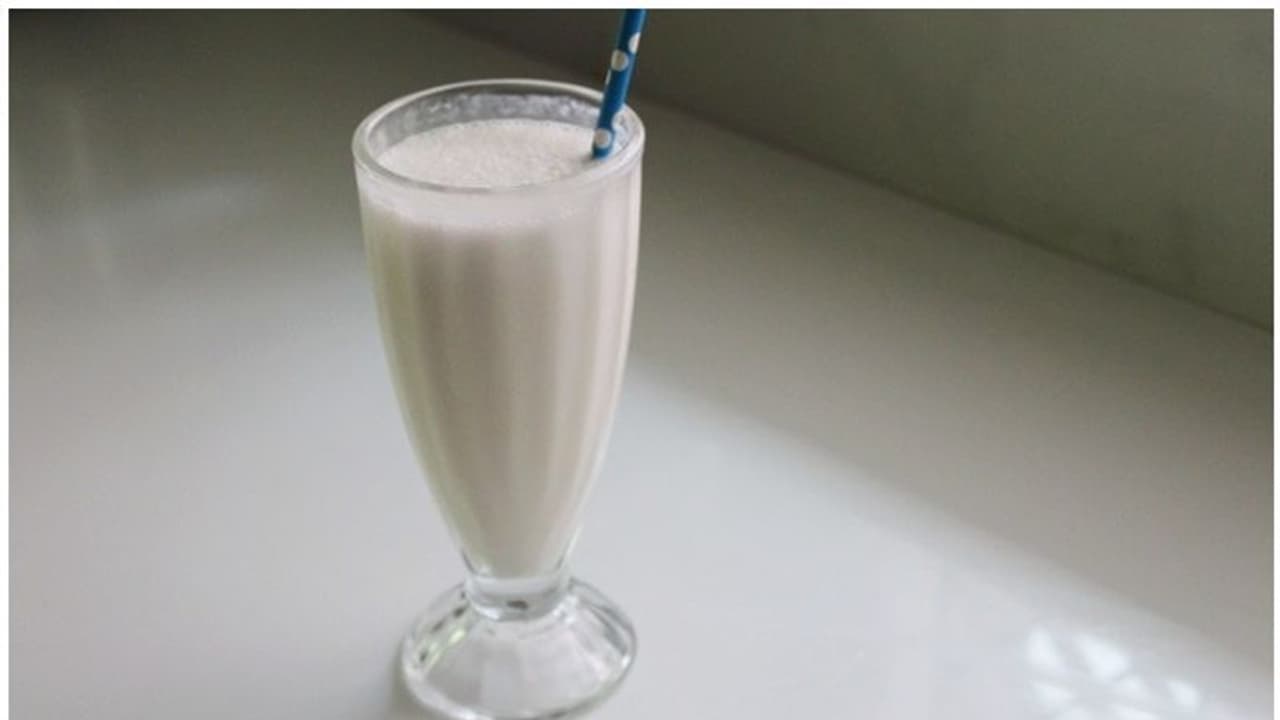 മൂന്ന് ചേരുവകൾ കൊണ്ട് കരിക്കിൻ ഷേക്ക് തയ്യാറാക്കാം മൂന്ന് ചേരുവകൾ കൊണ്ട് കരിക്കിൻ ഷേക്ക് തയ്യാറാക്കാം