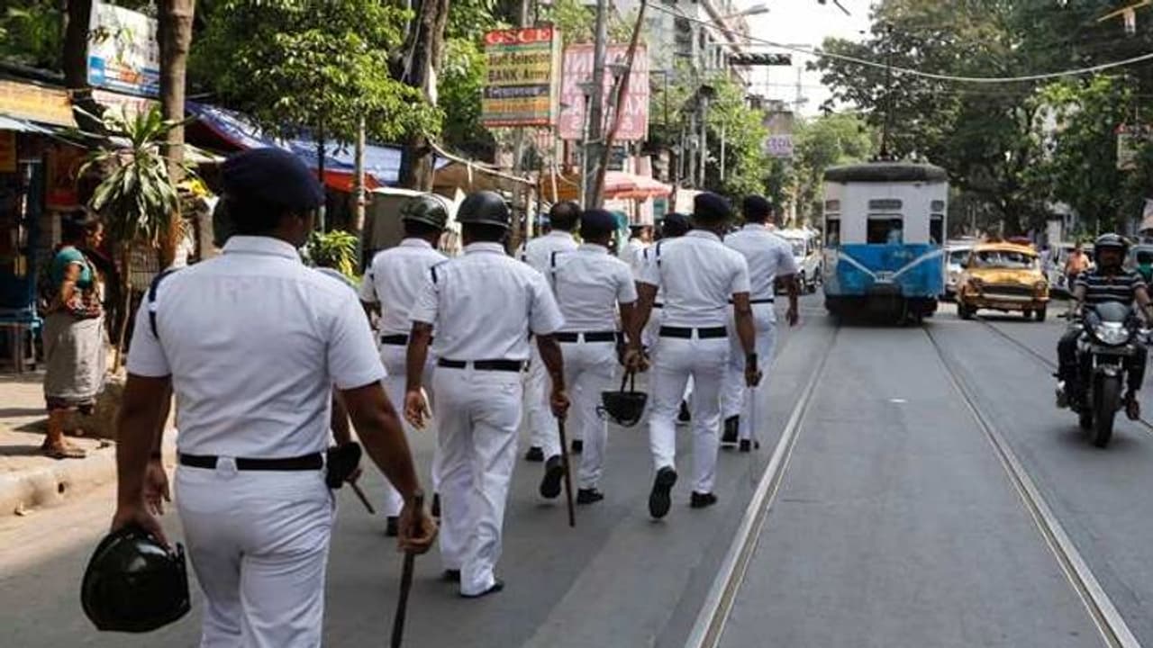 प. बंगाल: BJP सांसद के घर के पास फेंके गए बम, पुलिस पहुंची तो स्थानीय लोगों ने जताया विरोध, कहा ये मिले हैं प. बंगाल: BJP सांसद के घर के पास फेंके गए बम, पुलिस पहुंची तो स्थानीय लोगों ने जताया विरोध, कहा ये मिले हैं