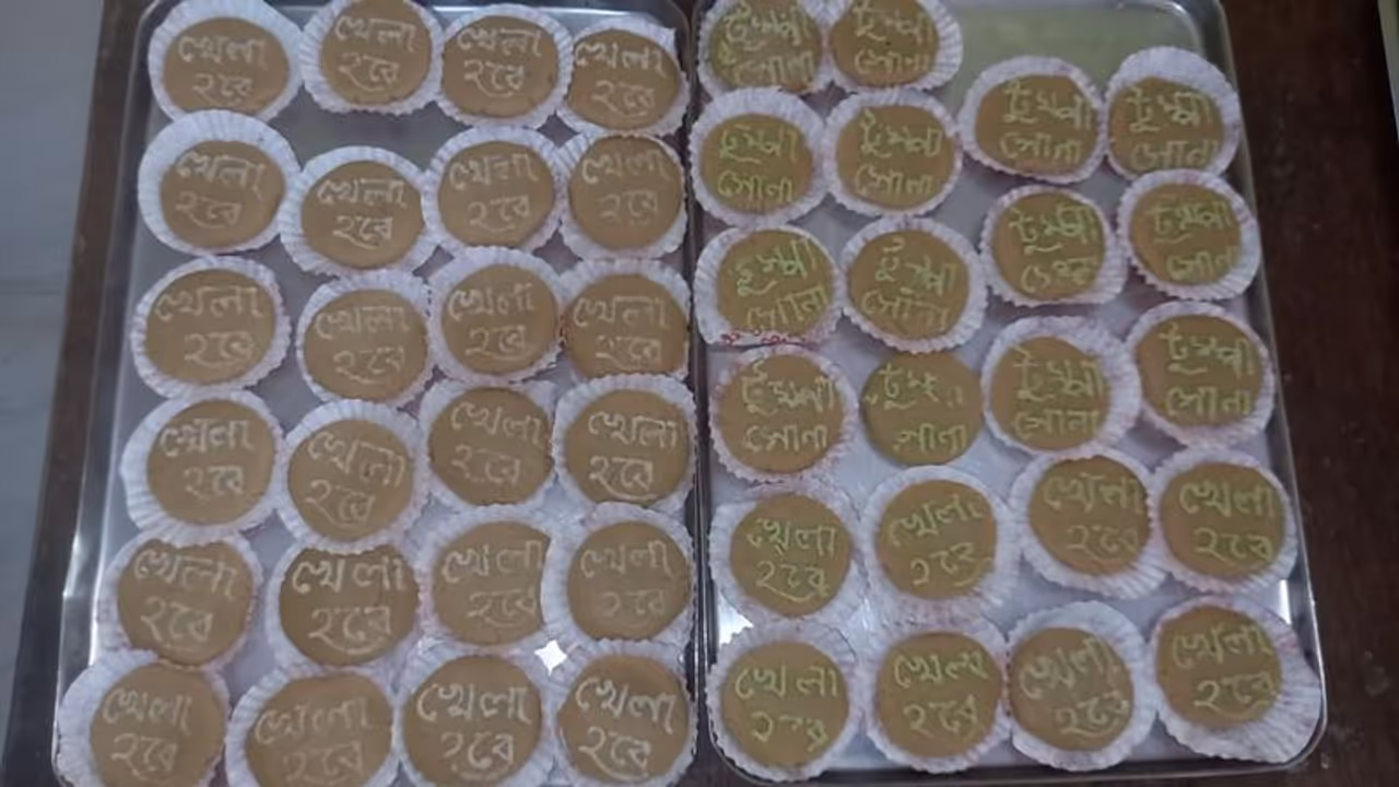 বাংলা নির্বাচনের ছোঁয়া মিষ্টির দোকানে, " খেলা হবে " বা " টুম্পা সোনা " মিষ্টিতে ভরে উঠছে দোকান বাংলা নির্বাচনের ছোঁয়া মিষ্টির দোকানে, " খেলা হবে " বা " টুম্পা সোনা " মিষ্টিতে ভরে উঠছে দোকান