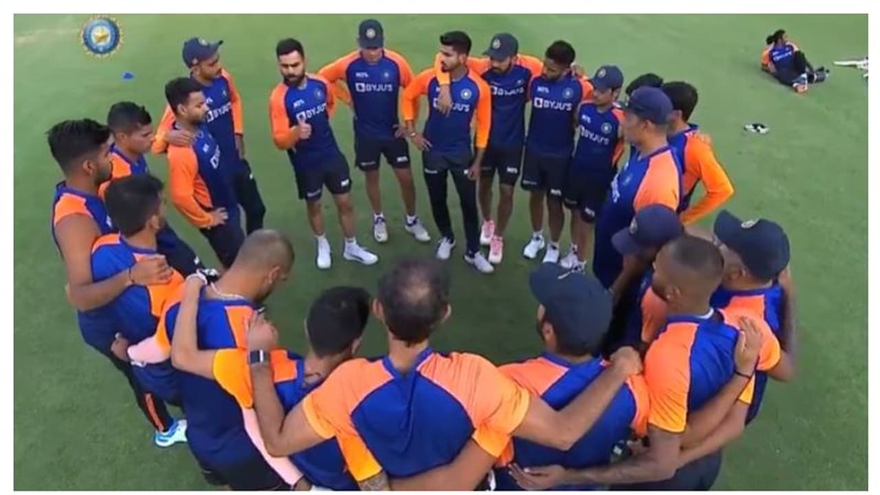 ഭാവിയിൽ രണ്ട് ഇന്ത്യൻ ടീം വ്യത്യസ്ത പരമ്പരകൾ കളിക്കുന്നത് സാധാരണമാകുമെന്ന് രവി ശാസ്ത്രി ഭാവിയിൽ രണ്ട് ഇന്ത്യൻ ടീം വ്യത്യസ്ത പരമ്പരകൾ കളിക്കുന്നത് സാധാരണമാകുമെന്ന് രവി ശാസ്ത്രി