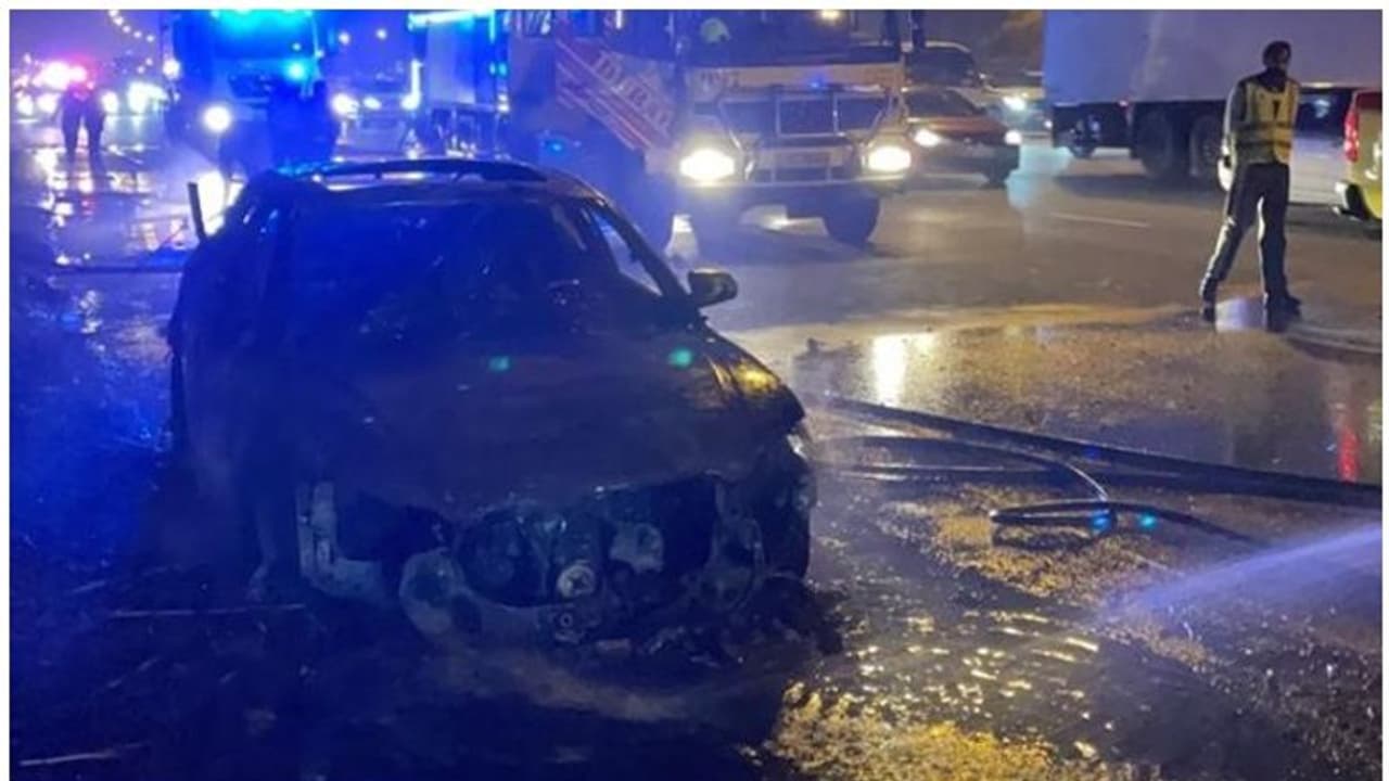 യുഎഇയില് കാറിന് തീപ്പിടിച്ചു യുഎഇയില് കാറിന് തീപ്പിടിച്ചു