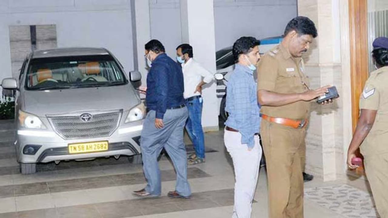 சென்னையில் மீண்டும் வருமான வரித் துறை சோதனை..! ரியல் எஸ்டேட் நிறுவனம் சுற்றி வளைப்பு சென்னையில் மீண்டும் வருமான வரித் துறை சோதனை..! ரியல் எஸ்டேட் நிறுவனம் சுற்றி வளைப்பு