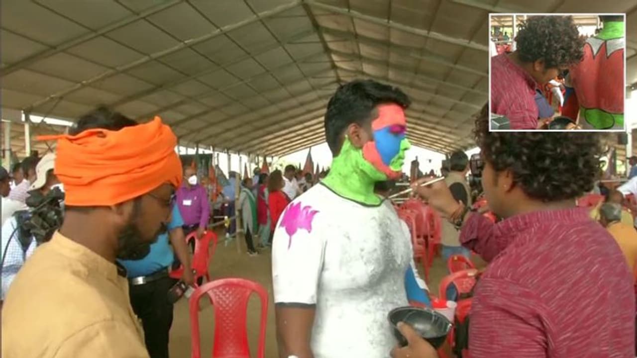 West Bengal Election: मोदी के वेलकम में कार्यकर्ता ने पूरे शरीर पर बनवा दिया कमल West Bengal Election: मोदी के वेलकम में कार्यकर्ता ने पूरे शरीर पर बनवा दिया कमल