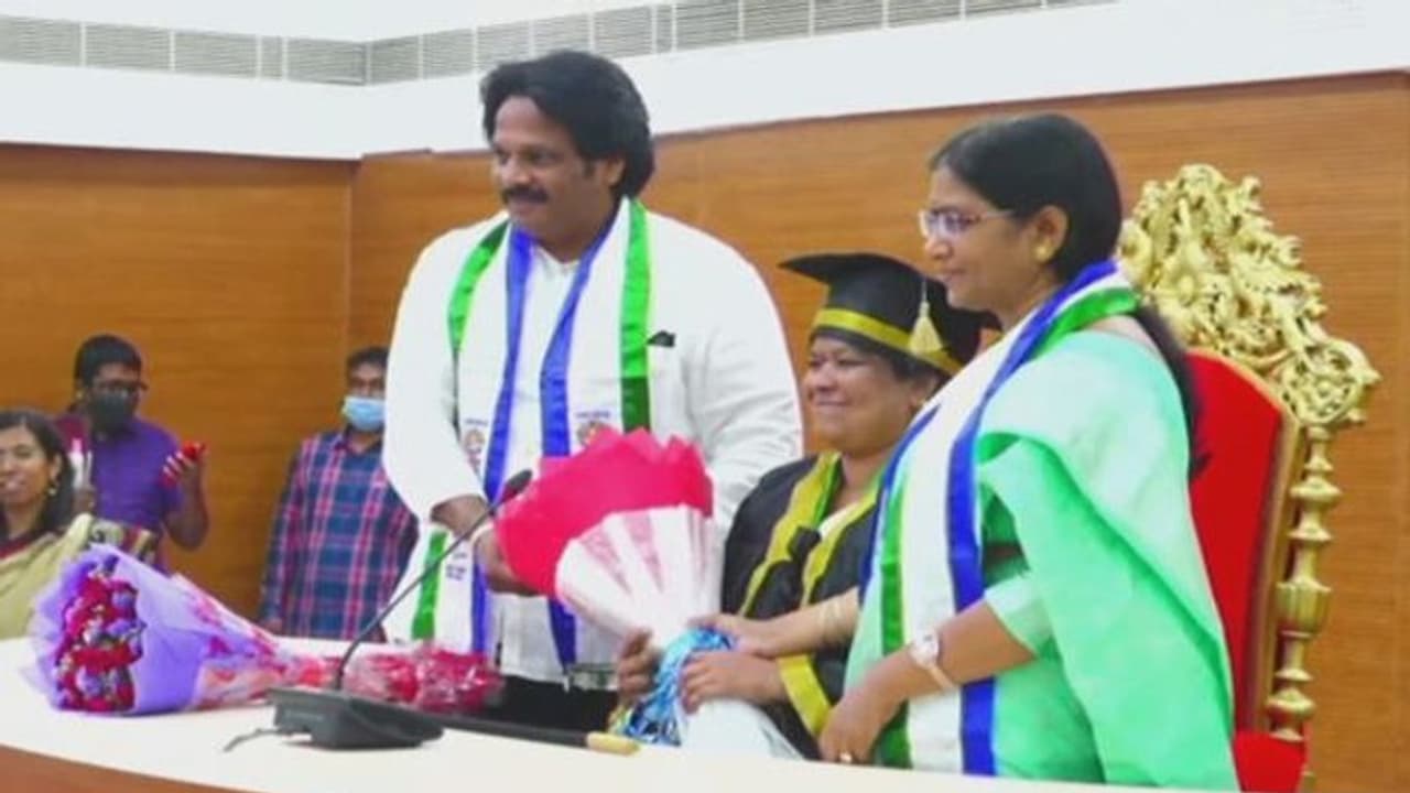 బెజవాడ సమావేశానికి పుణ్యశీల డుమ్మా: ఏపీ కార్పోరేషన్ల మేయర్లు వీరే... బెజవాడ సమావేశానికి పుణ్యశీల డుమ్మా: ఏపీ కార్పోరేషన్ల మేయర్లు వీరే...