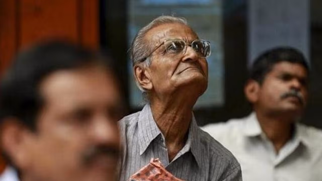 കേരളത്തിന് പിന്നാലെ തമിഴ്‌നാടും; വാർധക്യ കാല പെൻഷൻ വർധിപ്പിച്ചു, ഇനി മാസം 1200 രൂപ