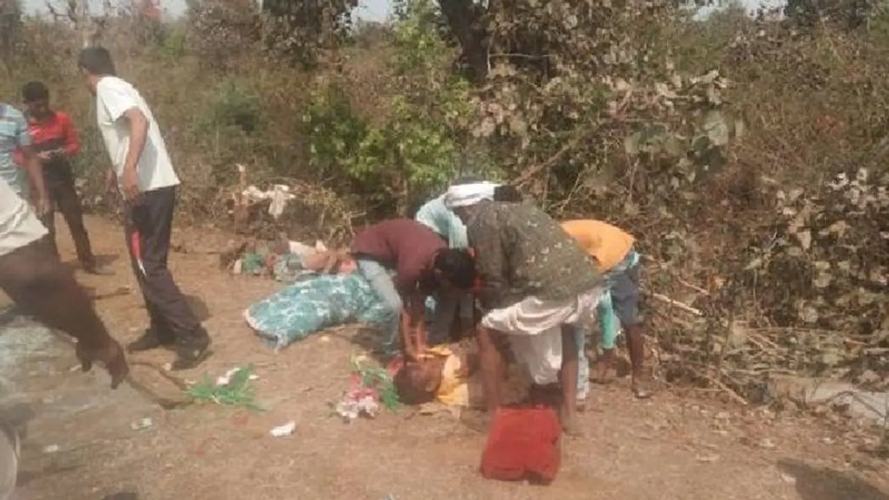 MP में बड़ा हादसा: बारातियों से भरी गाड़ी पलटी, 5 की मौत और दर्जनों घायल..दूल्हा दुल्हन खून से लथपथ MP में बड़ा हादसा: बारातियों से भरी गाड़ी पलटी, 5 की मौत और दर्जनों घायल..दूल्हा दुल्हन खून से लथपथ