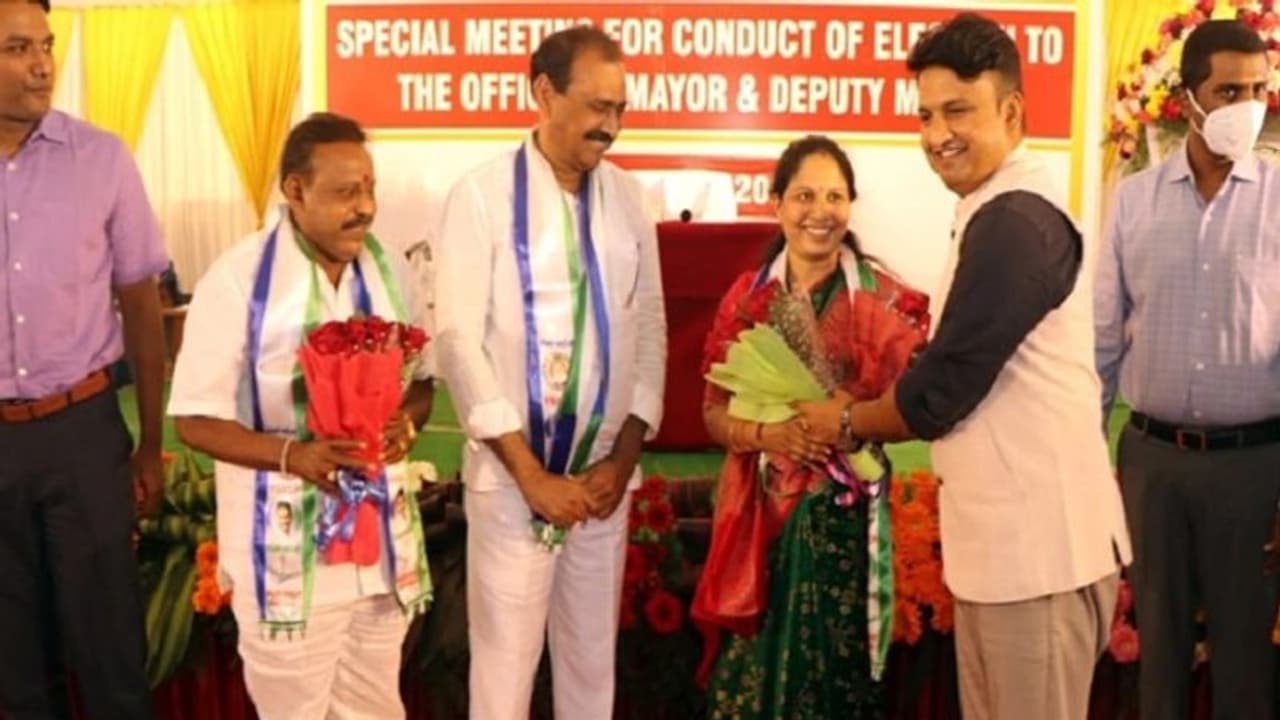 తిరుపతి మేయర్ గా మాజీ అటెండర్ కోడలు.. డిప్యూటీ మేయర్ గా ఒకప్పటి డ్రైవర్.. తిరుపతి మేయర్ గా మాజీ అటెండర్ కోడలు.. డిప్యూటీ మేయర్ గా ఒకప్పటి డ్రైవర్..