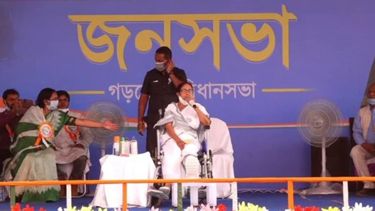 'ঘরের দুয়ারের সাপটাকে আটকাতে হবে' গোয়ালতোড়ে BJPকে নিশানা মমতার 'ঘরের দুয়ারের সাপটাকে আটকাতে হবে' গোয়ালতোড়ে BJPকে নিশানা মমতার