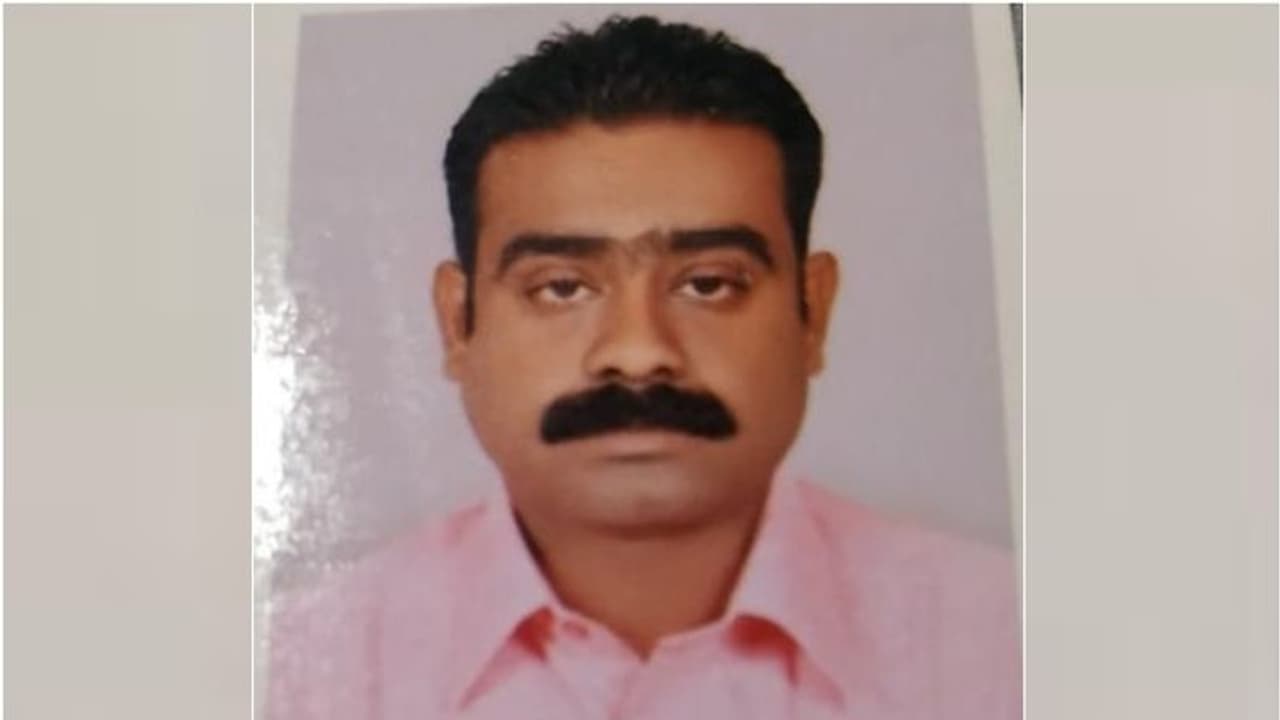 ഹൃദയാഘാതം മൂലം മരിച്ച പ്രവാസി മലയാളിയുടെ മൃതദേഹം നാട്ടിലെത്തിച്ചു ഹൃദയാഘാതം മൂലം മരിച്ച പ്രവാസി മലയാളിയുടെ മൃതദേഹം നാട്ടിലെത്തിച്ചു