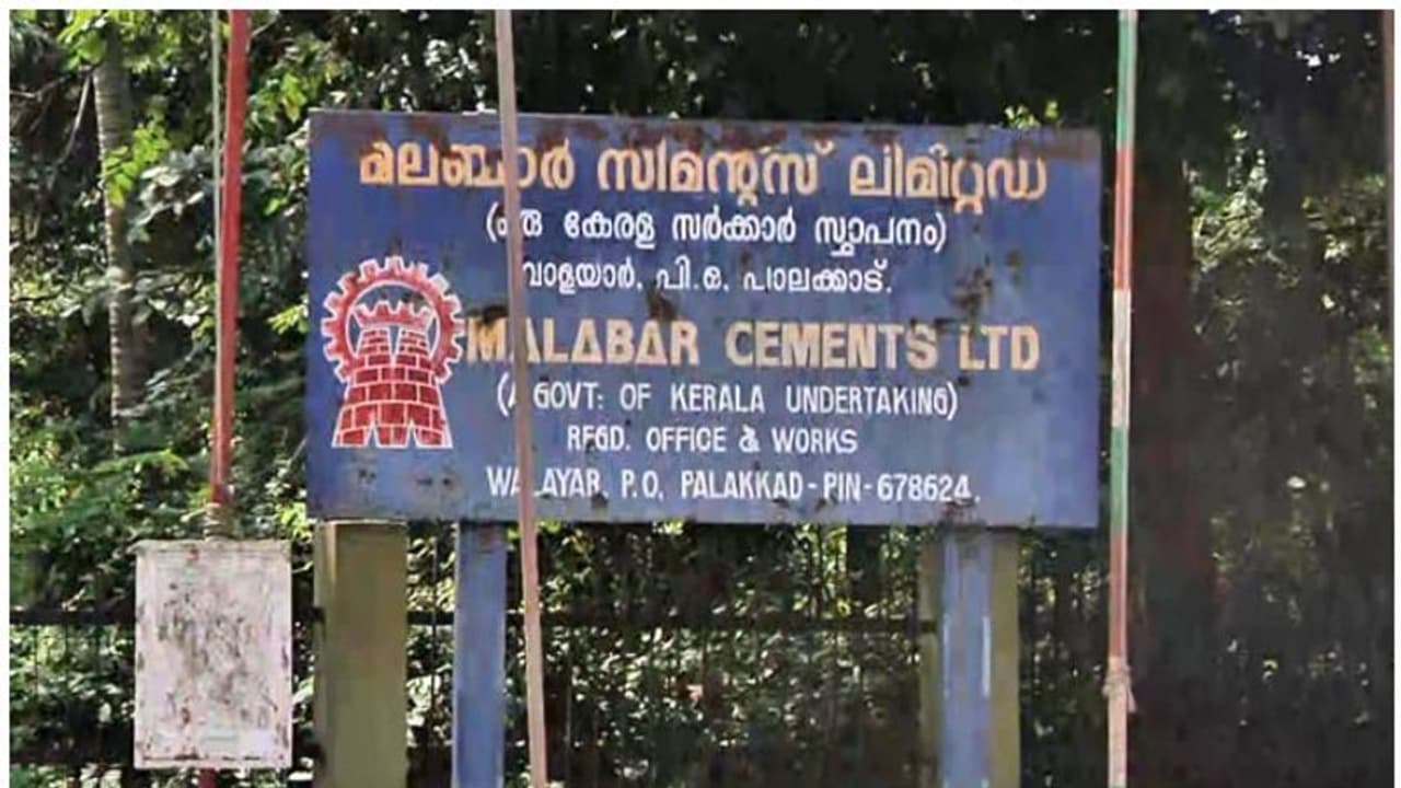മലബാർ സിമന്റ്സ് കേസ്: മൂന്ന് പ്രതികളെ ഒഴിവാക്കിയ സർക്കാർ ഉത്തരവ് റദ്ദാക്കി കോടതി മലബാർ സിമന്റ്സ് കേസ്: മൂന്ന് പ്രതികളെ ഒഴിവാക്കിയ സർക്കാർ ഉത്തരവ് റദ്ദാക്കി കോടതി