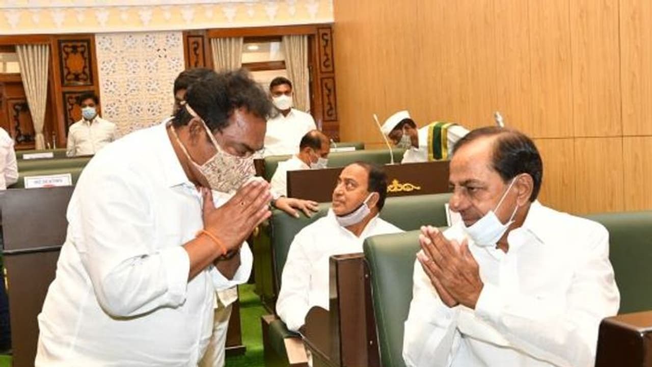 అసెంబ్లీలోనే... ఆ ఎమ్మెల్యేను దగ్గరకు పిలుచుకుని ప్రశంసించిన కేసీఆర్ అసెంబ్లీలోనే... ఆ ఎమ్మెల్యేను దగ్గరకు పిలుచుకుని ప్రశంసించిన కేసీఆర్