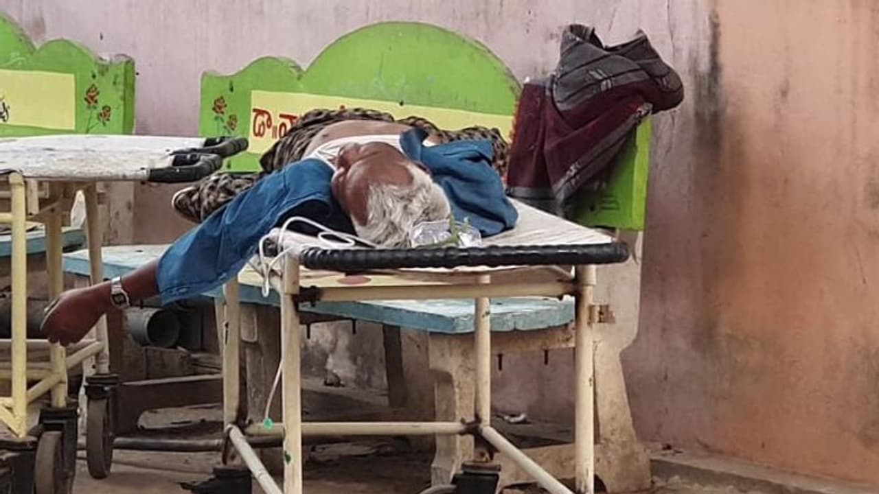 ఆసుపత్రి ఆవరణలోనే కోవిడ్ రోగి మృతదేహం.. పట్టించుకోని సిబ్బంది