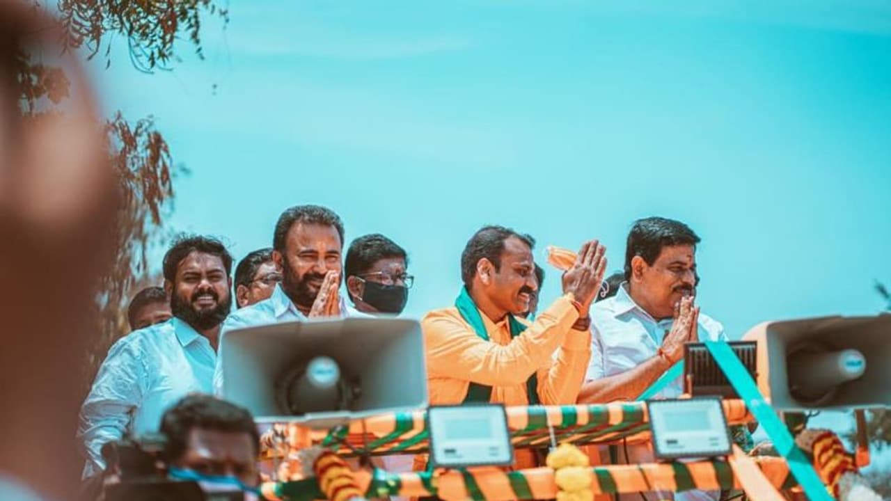 டெபாசிட் தொகைக்கு சில்லறை காசுகளை கொடுத்த எல்.முருகன்... வேட்புமனு தாக்கலில் நடந்த சுவாரஸ்யம்...!