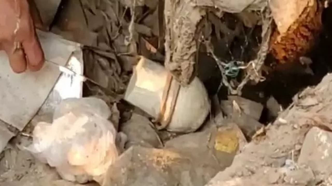 காஞ்சிபுரத்தில் பரபரப்பு... மர்ம பைக்குள் கண்டெடுக்கப்பட்ட நாட்டு வெடிகுண்டு...!