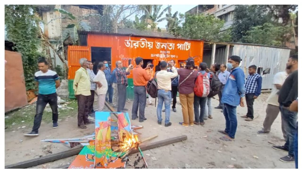বিজেপির প্রার্থী তালিকা ঘোষণা হতেই ফের বিক্ষোভ, জলপাইগুড়িতে কার্যালয়ে ভাঙচুর, আগুন বিজেপির প্রার্থী তালিকা ঘোষণা হতেই ফের বিক্ষোভ, জলপাইগুড়িতে কার্যালয়ে ভাঙচুর, আগুন