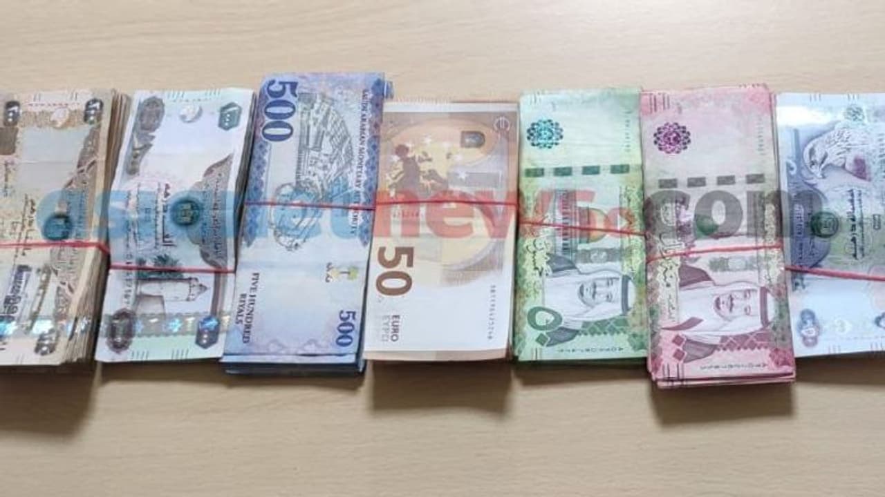 കണ്ണൂർ വിമാനത്താവളത്തിൽ 23 ലക്ഷം രൂപയുടെ വിദേശ കറൻസിയുമായി കാസർകോട് സ്വദേശി പിടിയിൽ കണ്ണൂർ വിമാനത്താവളത്തിൽ 23 ലക്ഷം രൂപയുടെ വിദേശ കറൻസിയുമായി കാസർകോട് സ്വദേശി പിടിയിൽ