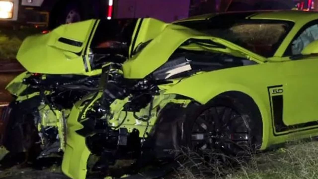 बेटे ने 50 लाख की चमचमाती मस्टैंग 2 सेकंड में कर दी कबाड़ा, देखते ही पिता ने किया ऐसा काम बेटे ने 50 लाख की चमचमाती मस्टैंग 2 सेकंड में कर दी कबाड़ा, देखते ही पिता ने किया ऐसा काम