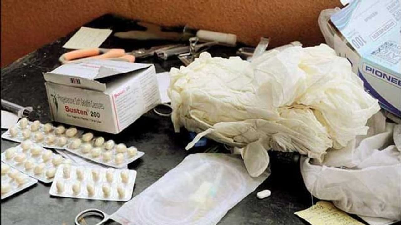 கருக்கலைப்பில் ஈடுபட்ட மருத்துவமனைக்கு சீல் வைக்க போட்ட உத்தரவு ரத்து.. நீதிமன்றம் அதிரடி. கருக்கலைப்பில் ஈடுபட்ட மருத்துவமனைக்கு சீல் வைக்க போட்ட உத்தரவு ரத்து.. நீதிமன்றம் அதிரடி.