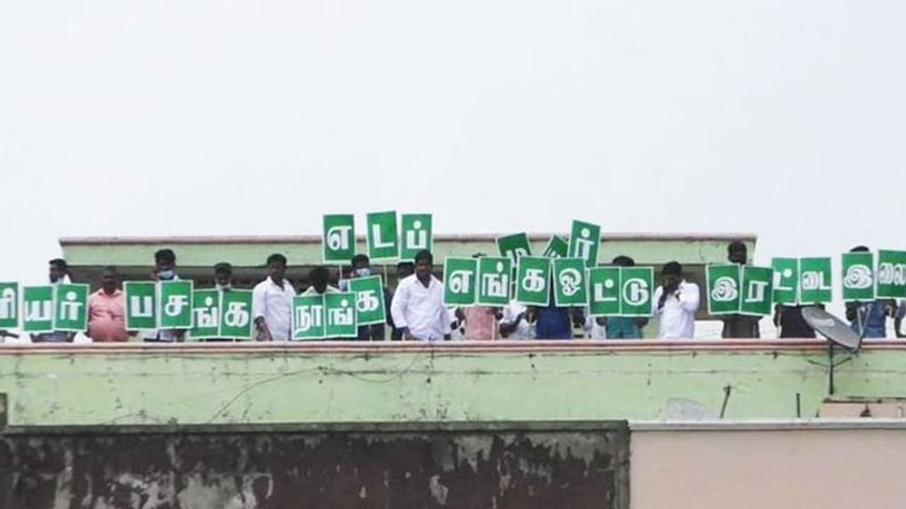 அரியர் பசங்க நாங்க... எங்க ஓட்டு இரட்டை இலைக்கே.. முதல்வருக்கு சர்ப்பிரைஸ் கொடுத்த இளைஞர்கள்..!
