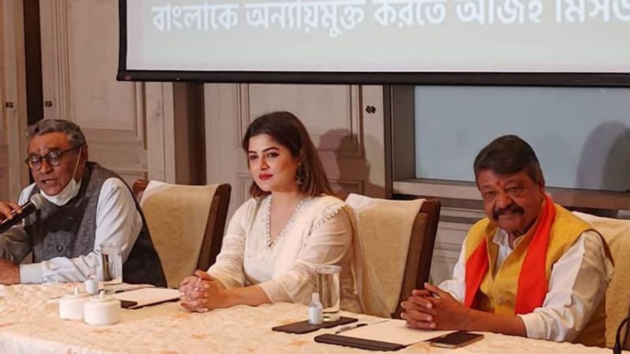 আসল পরিবর্তন আসবে এবার, প্রচারে নেমেই সাফ জানালেন শ্রাবন্তী আসল পরিবর্তন আসবে এবার, প্রচারে নেমেই সাফ জানালেন শ্রাবন্তী