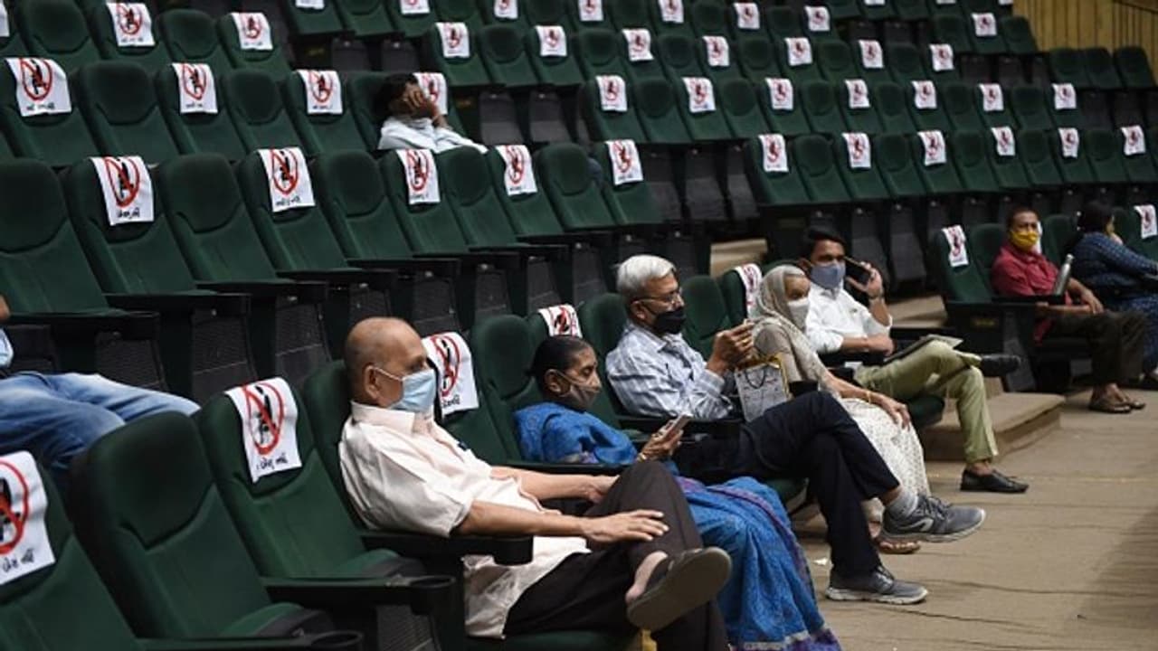 ஜெட் வேகத்தில் பரவும் கொரோனா.. 50 சதவீத ஊழியர்களுக்கு மட்டுமே அனுமதி.. தனியார் நிறுவனங்களுக்கு திடீர் உத்தரவு