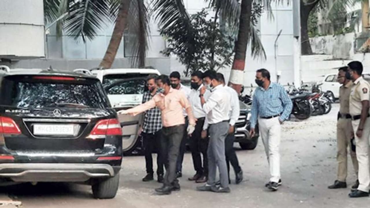 एंटीलिया केस : संदिग्ध SUV मिलने के 7 दिन पहले सचिन वझे मनसुख की मुलाकात हुई, CCTV से खुला राज एंटीलिया केस : संदिग्ध SUV मिलने के 7 दिन पहले सचिन वझे मनसुख की मुलाकात हुई, CCTV से खुला राज