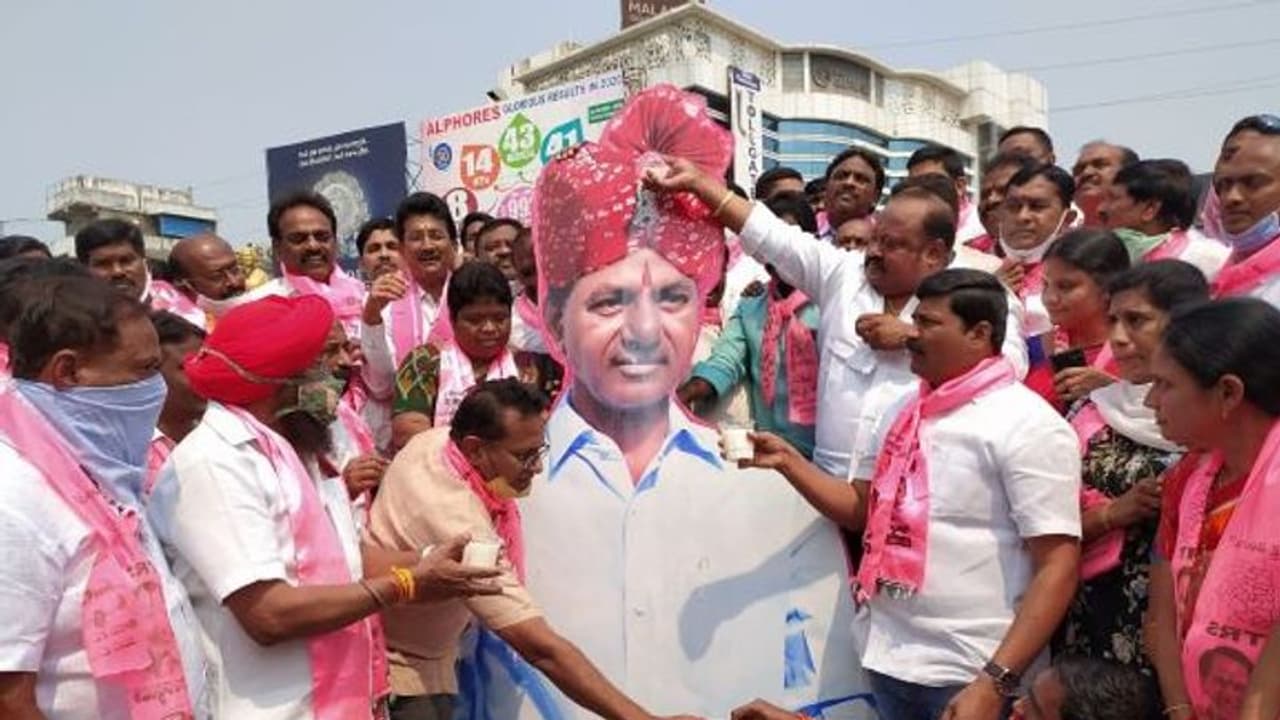 మానేర్ రివర్ ఫ్రంట్ కు వందకోట్లు... కేసీఆర్ చిత్రపటానికి మంత్రి పాలాభిషేకం మానేర్ రివర్ ఫ్రంట్ కు వందకోట్లు... కేసీఆర్ చిత్రపటానికి మంత్రి పాలాభిషేకం