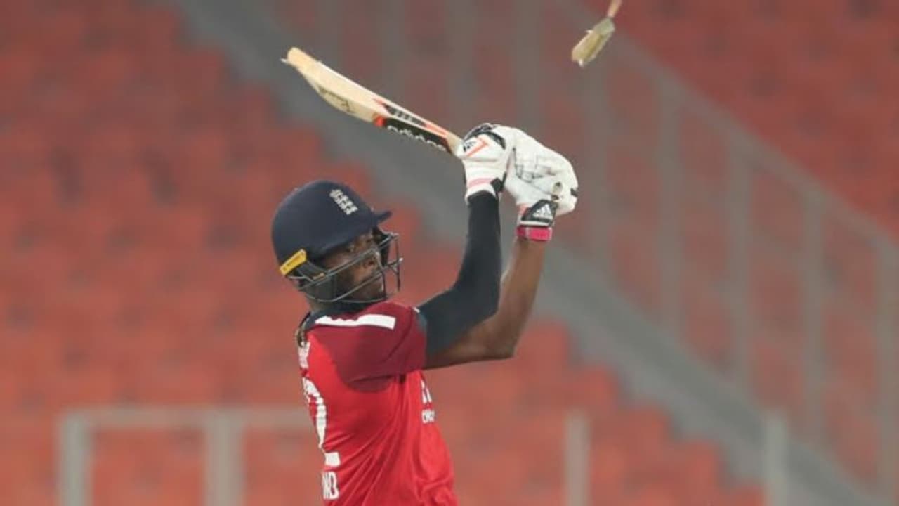 జోఫ్రా ఆర్చర్ బ్యాటు విరిగింది... బాబా గారి పాత ట్వీట్ బయటికొచ్చింది... జోఫ్రా ఆర్చర్ బ్యాటు విరిగింది... బాబా గారి పాత ట్వీట్ బయటికొచ్చింది...