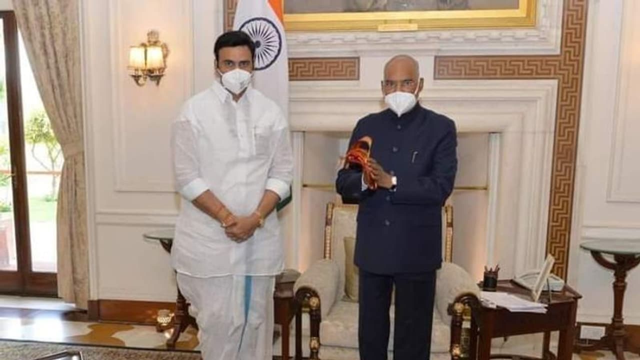 స్వేరోస్ సెగలు: ఐపీఎస్ ప్రవీణ్ కుమార్‌పై ఎంపీ రఘురామ ఆగ్రహం, రాష్ట్రపతికి ఫిర్యాదు