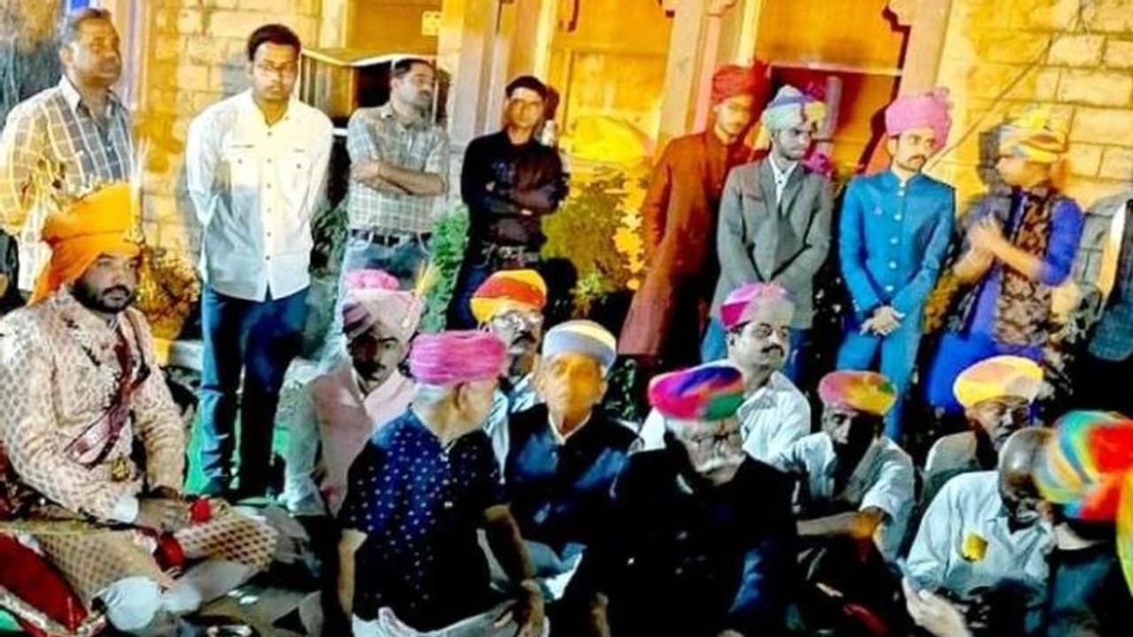 दूल्हे ने दहेज में मिला 11 लाख रु. लौटाया, दामाद की बातें सुन लोगों ने कहा भगवान सबको ऐसा परिवार दे दूल्हे ने दहेज में मिला 11 लाख रु. लौटाया, दामाद की बातें सुन लोगों ने कहा भगवान सबको ऐसा परिवार दे