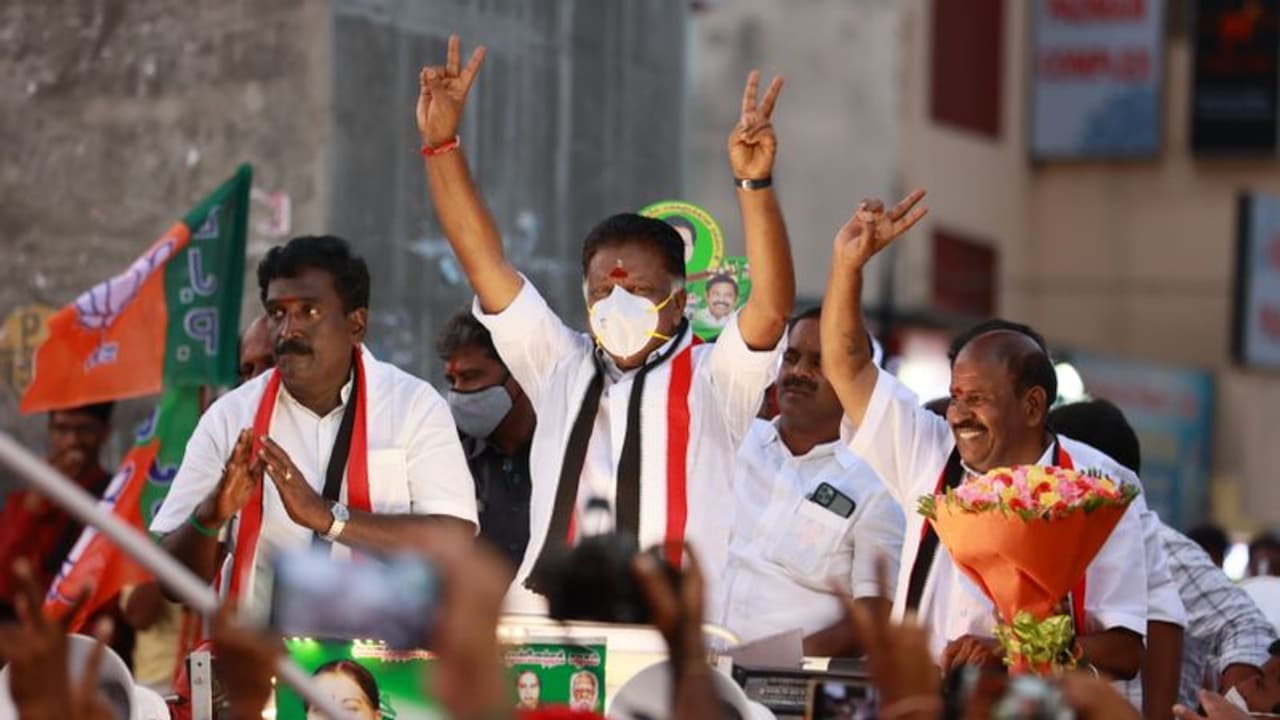 அதிமுக ஒரு ஆலமரம்... யார் வேண்டுமானாலும் போகட்டும்... ஓ.பி.எஸ் தெனாவெட்டு..! அதிமுக ஒரு ஆலமரம்... யார் வேண்டுமானாலும் போகட்டும்... ஓ.பி.எஸ் தெனாவெட்டு..!