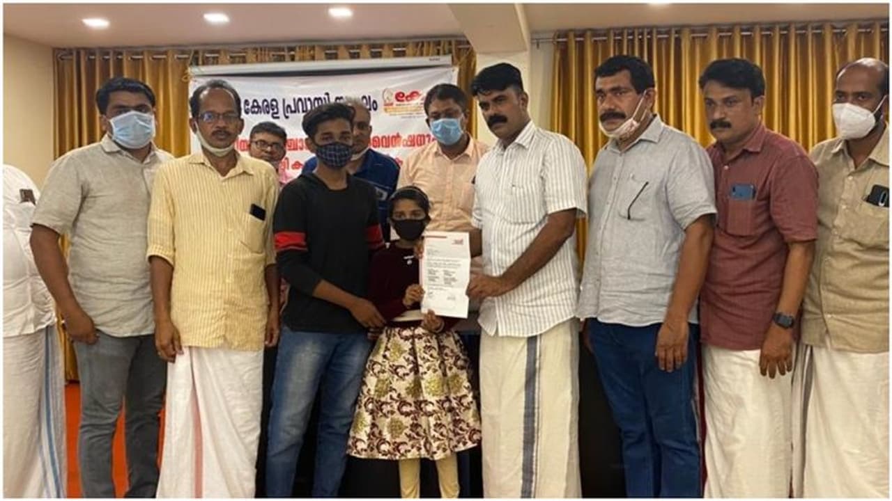 ജോലിക്കിടയിലുണ്ടായ അപകടത്തിൽ മരിച്ച പ്രവാസിയുടെ കുടുംബത്തിന് ധനസഹായം കൈമാറി ജോലിക്കിടയിലുണ്ടായ അപകടത്തിൽ മരിച്ച പ്രവാസിയുടെ കുടുംബത്തിന് ധനസഹായം കൈമാറി