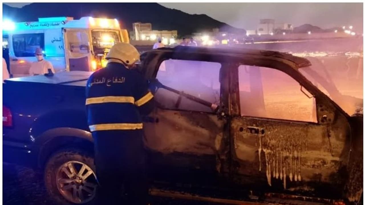 ഒമാനില് വാഹനത്തിന് തീപ്പിടിച്ചു ഒമാനില് വാഹനത്തിന് തീപ്പിടിച്ചു