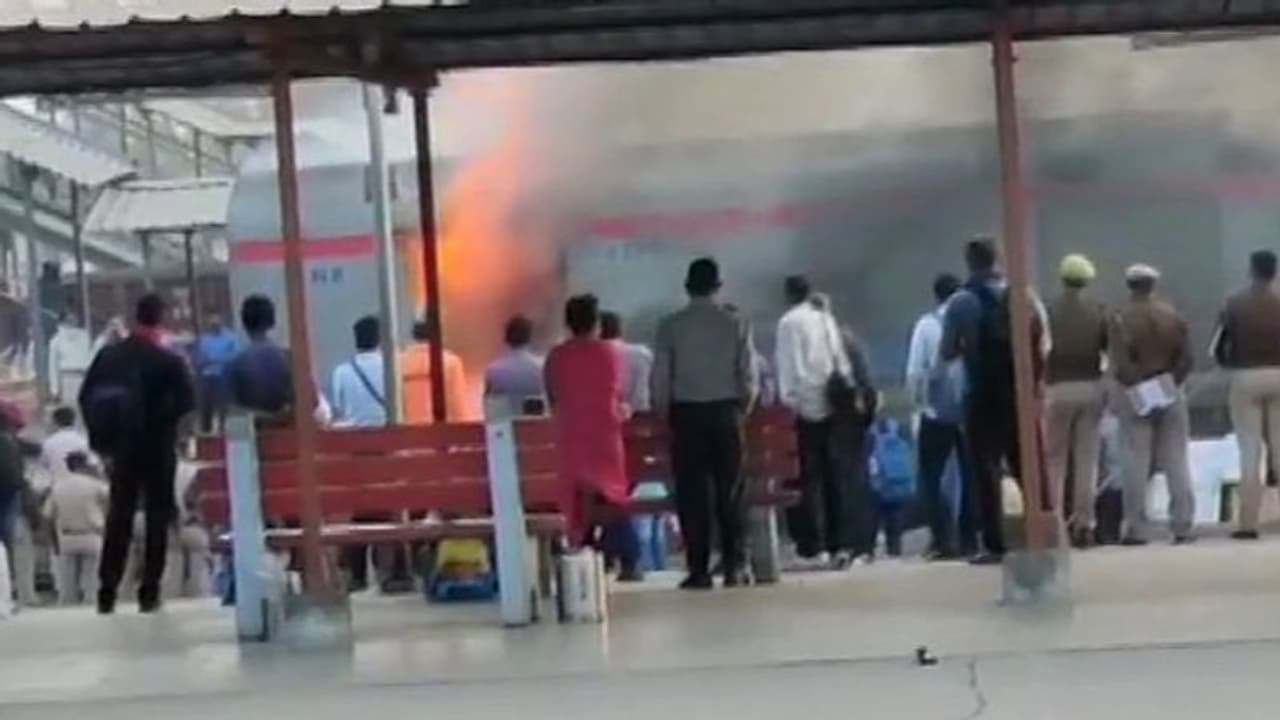 दिल्ली लखनऊ शताब्दी ट्रेन में लगी आग, पार्सल कोच में धुआं धुआं, गाजियाबाद में हुआ हादसा दिल्ली लखनऊ शताब्दी ट्रेन में लगी आग, पार्सल कोच में धुआं धुआं, गाजियाबाद में हुआ हादसा
