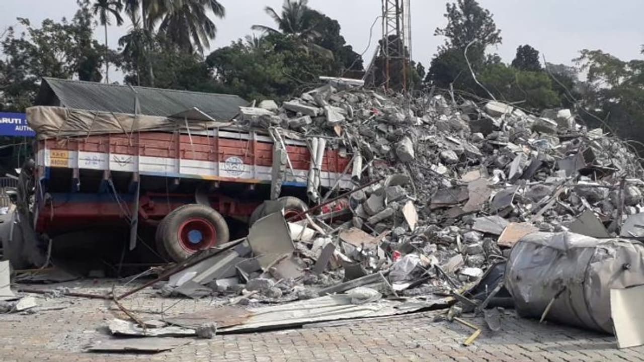 ముంబైలో అర్థరాత్రి కుప్పకూలిన భవనం: 11 మంది దుర్మరణం ముంబైలో అర్థరాత్రి కుప్పకూలిన భవనం: 11 మంది దుర్మరణం